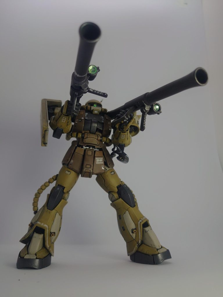 HGUCザクからバズーカを借用し、二本持ち。