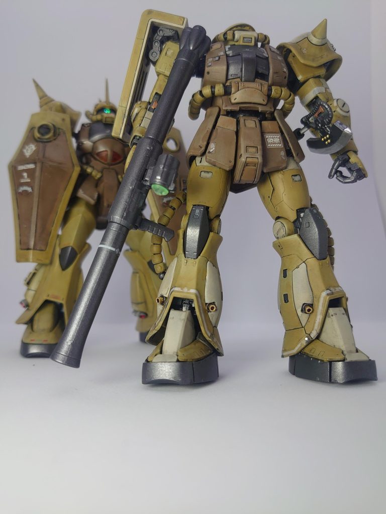 前作のグフと一緒に記念撮影。深く考えずに作りましたが、アフリカ戦線あたりの所属でしょうか。