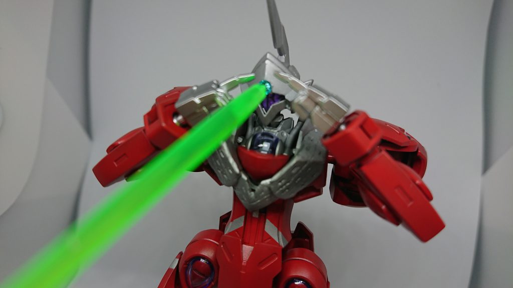 数多き必殺技の一つ、「ゼネリック光線」。額のランプから発射される光線で超高熱を帯びた破壊光線である。