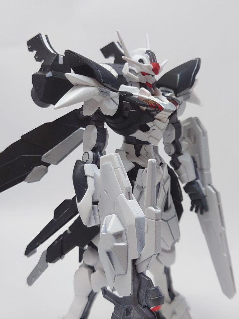 発売当時、話題になっていた目のシールを使用して、オッドアイにしました。