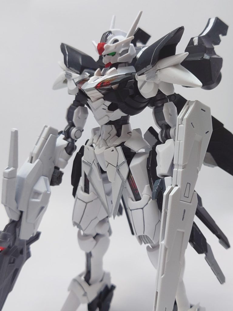 できれば、左腕のサブアームにもビームソードを出してるようにしたかったのですが、やり方やら技術が足りずできませんでした。知ってる人がいたら教えてください。