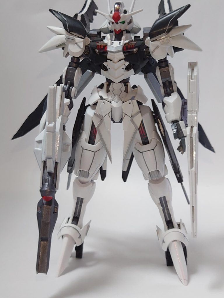 エスカッシャンはルブリスのものと交換し、組み替えて、サイドスカートと、剣にできそうなサブ装備にしました。