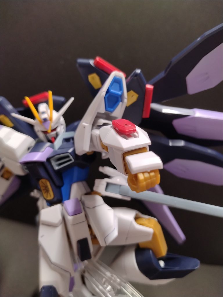 今回、思いつきの新武装として「腕部2連装ビームバルカン」としてビームシールド発生装置の下にあった穴を設定上無理やりそういう装備にしてみました()実際、取り回しが良さそうなので結構良い武装だと思ってます