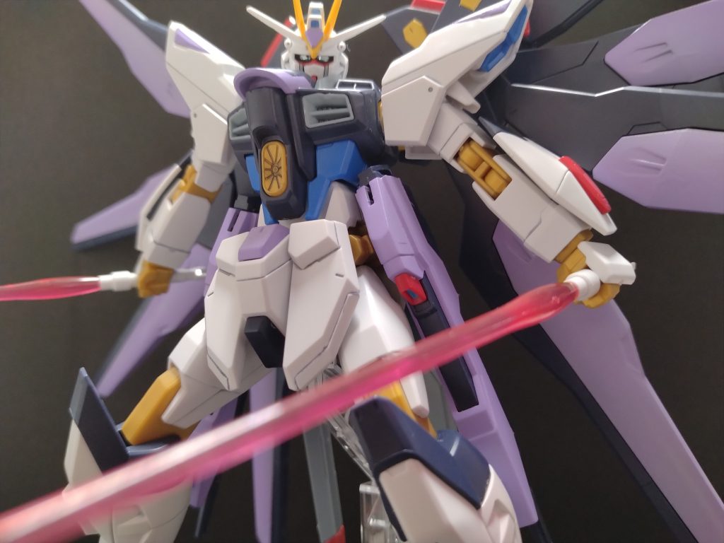 ムウ専用ストフリはツインアイを黄色から水色に変更してます。これはムウ(カガリも)が乗ってたアカツキのツインアイの色が水色だったのと、ムウの瞳の色が青い感じだからです(単純に投稿主のクリア塗装技術が無いってのもある…) 以上、ムウ専用ストライクフリーダムガンダムでした!投稿頻度は割と遅めですが、これからもよろしくお願いします!