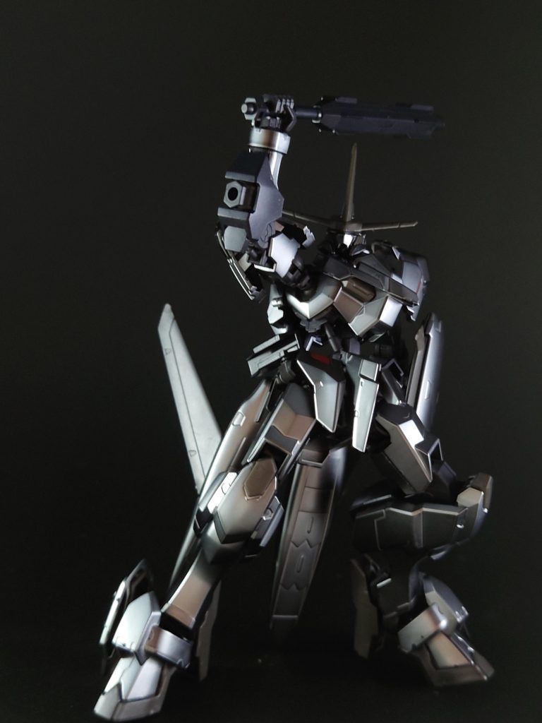 メイスを掲げて全体的にメタルのカラーリングが機体と合っていてかなり好きです。限定コーティング品はやっぱりゲート跡が気になるのでうまいこと処理できるようになりたいです…