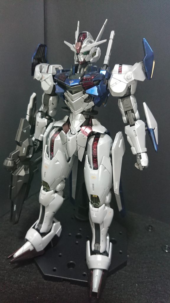実は最終回以前に大体は出来上がってましたが一気に仕上げたのがこれです。今回はMr.カラーのクリスタルカラーシリーズのテストも兼ねてになっております。赤、青、黄はクリスタルカラーの同色で、白色はダイヤモンドシルバーです。ただ、関節はいつもどおりにグラファイトブラックで。デカールは汎用水転写シールをメインに一部付属シールを。付属シールはどうしても余白が気になるのが弱点です。さらに色をはっきりさせたかったために下地は黒とグレーの二色を使っています。そのため、全体的に黒いです。GUNDーARMというダークチップを使ったからかも…あと、スミ入れもしたにはしたんですが、ちょっとふき取りすぎました。