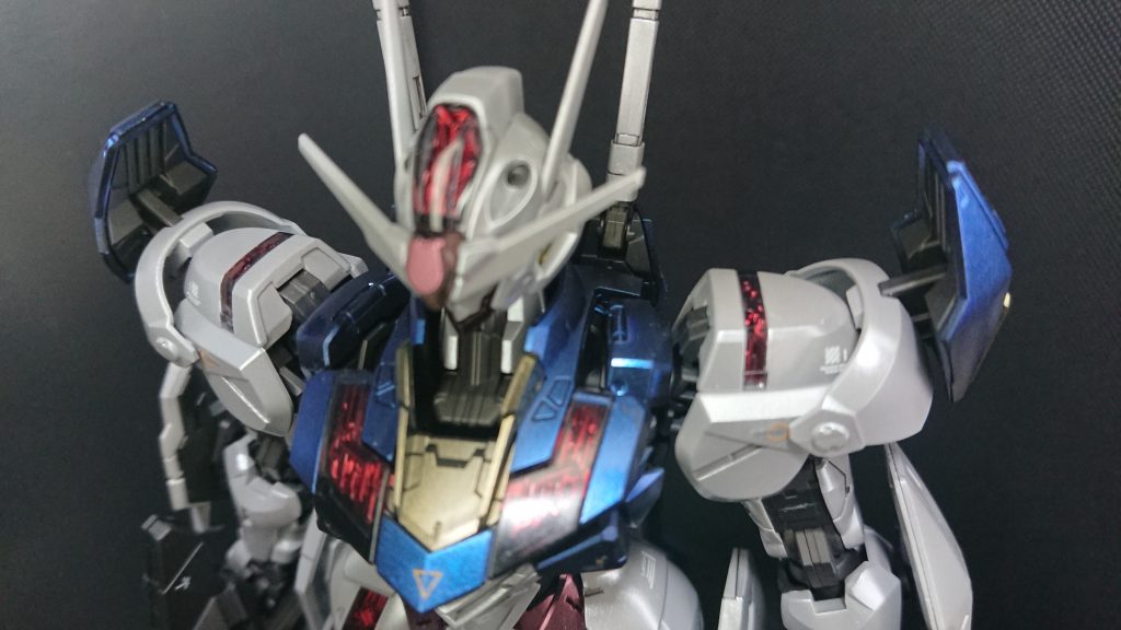 しかし、クリスタルカラーはメタルとはまた違う光り方します。