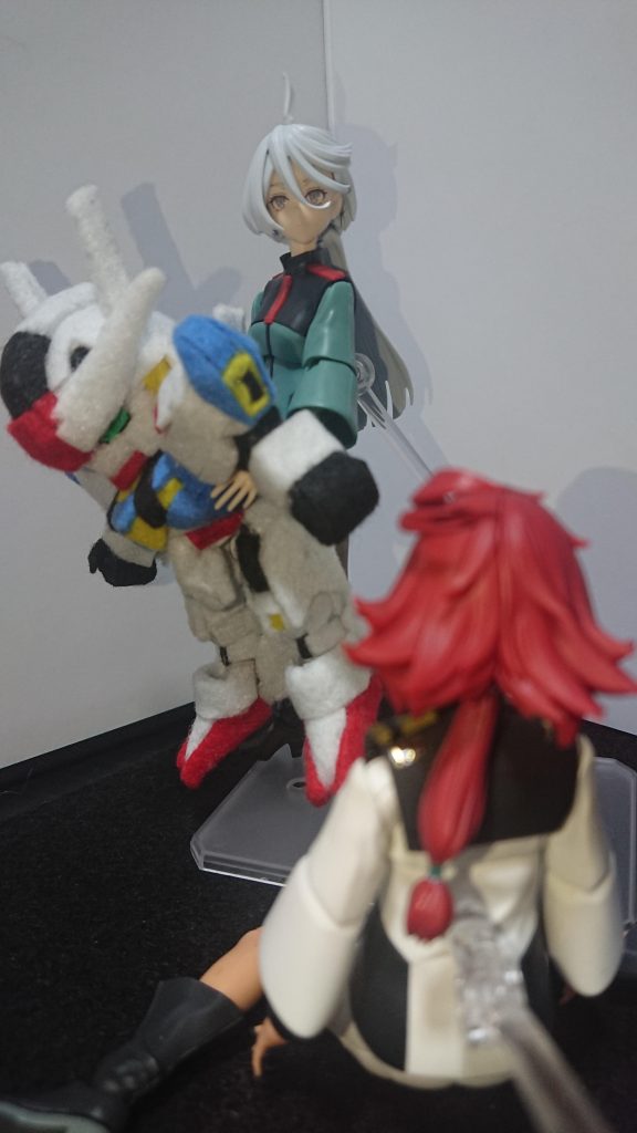 「・・ッタ・・・スレッタ！！」「・・・ミ、オリネ、さん？」「なんでこんなところでぬいぐるみ抱いて寝てるのよ。ベッドで寝なさいよ・・・あんた、泣いてるの？」「あ、いえ・・・その・・・怖い夢を見ました。皆さんが私から離れて行ってしまう夢を・・・地球寮の皆も、ミオリネさんも、エアリアルも・・・」「はぁ・・・？そんなことで泣いてたの？」「いえ・・・その時の皆さんの顔が・・・とても辛そうだったんです。私、夢の中でも皆の力になれないんだって・・・」「・・・あんた、もし本当にそうなったとしたら部屋に閉じこもって泣いてるつもり？違うでしょ？どうせあんたは突っ走るわよ。あんたの口癖のやつ」