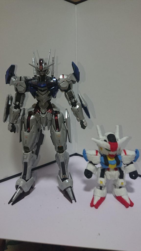 過去に作ったSDモフリアルことSDエアリアルと比較するとこうなります。SDとは配色が違うんだなぁとしみじみ思いました。 しかし、水星の魔女、面白かったですね。予想外すぎる展開に最後まで飽きない作品でした。でも、色々伏線残ったままだし、外伝とかの展開があるんでしょうか？まだまだ楽しめそうな雰囲気です。　　　　　　　　　　　　・　　　　　　　　　　　　・これ以降、自己満足の恥ずかしいポエムのような稚拙な小話が続いています。だって書きたくなっちゃったんだもんｗ一部ネタバレっぽい所もあったり、原作と矛盾点が多分ありますので、そういうものが許せる方のみ視聴をした方が宜しいです。　　　　　　　　　　　　・　　　　　　　　　　　　・　　　　　　　　　　　　・