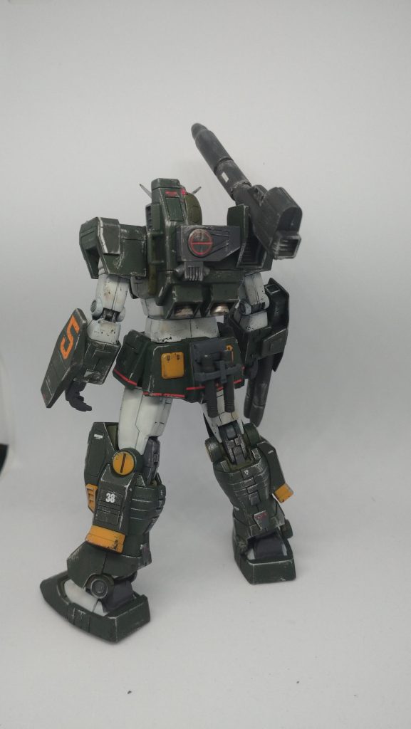 市販のディテールパーツを使用して情報量増やしてます。腰にはサーベルのラックをプラ板で製作しました。