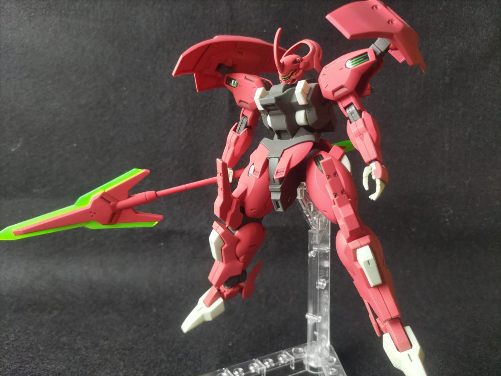 アニメで見たときから印象は赤いカブトムシだったんですが、改めて見るとやはり昆虫っぽいというか、オーラバトラーみありますね。キットはとても出来が良くて合わせ目もほとんど気になりません。おまけにディスプレイ用の台座まで付いてて、グエルだけずるくない？とか思いながら作ってましたw