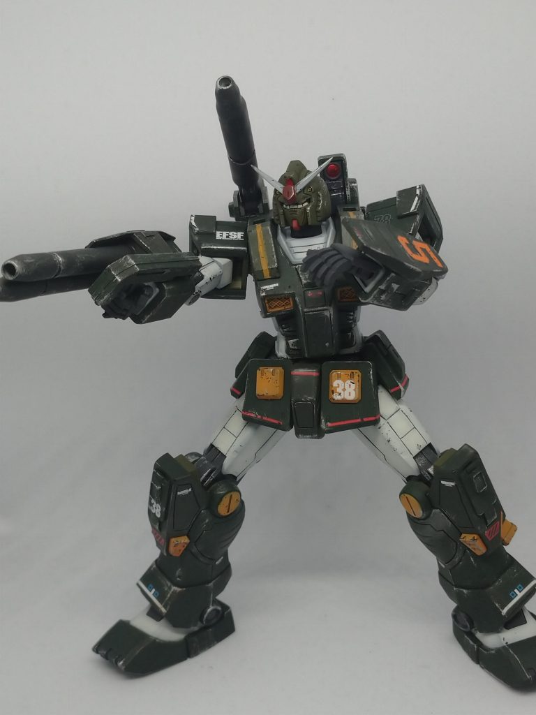 ダブルビームライフルの射撃砲身をプラパイプで大型化しているので迫力があります。