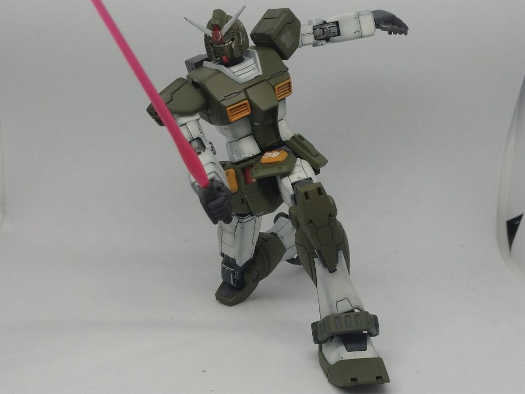 アニメ一話のザク撃破シーン本体のアーマー装着部分はウェザリングを少なくしてます。アーマー下がボロボロなのはイメージと違うと思ったためです。