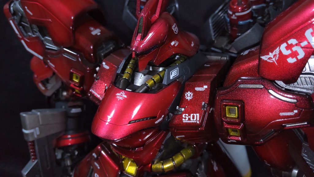 キャンディー塗装仕上げになります。今回は下地で色合いを変えてみることに挑戦しています。胸の部分はガイアノーツのEXシルバー、肩回りはクレオスのラフゴールド、腕の付け根はクレオスのラフシルバーを使用しています。その上からクリアレッドで塗装しています。