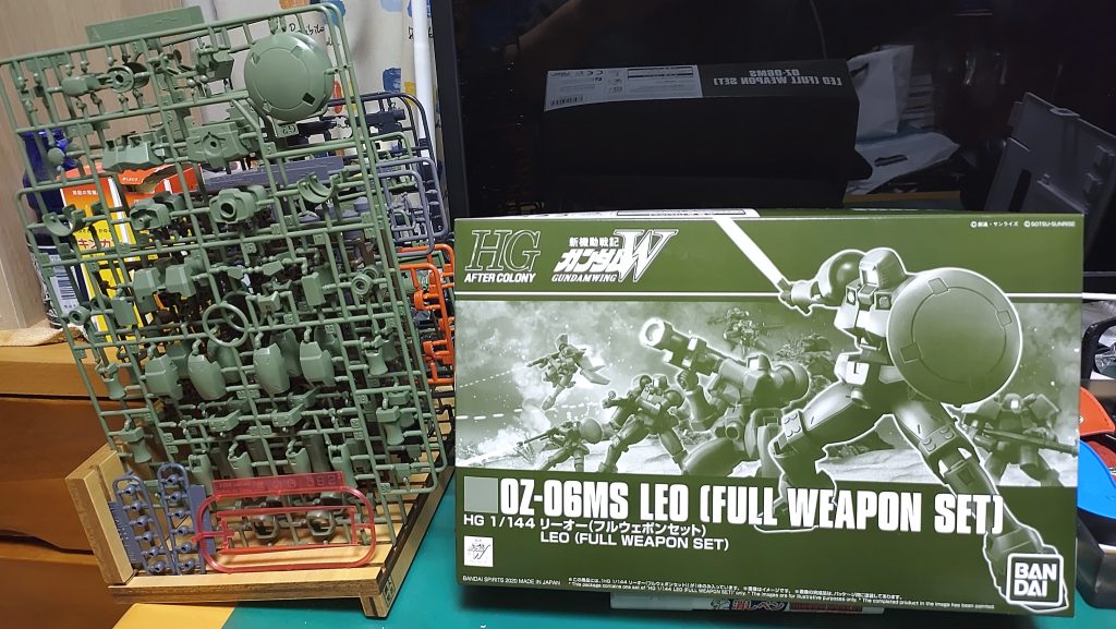 ホックスとランナー···ですが、追加で組んだリーオー１体分も入ってます。これが追いリーオー。