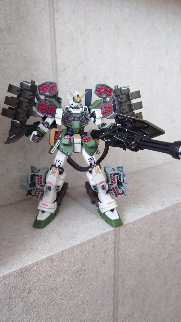 ハッチオープン正面ミサイルの色分け(マスキング)が中々大変でした^^;