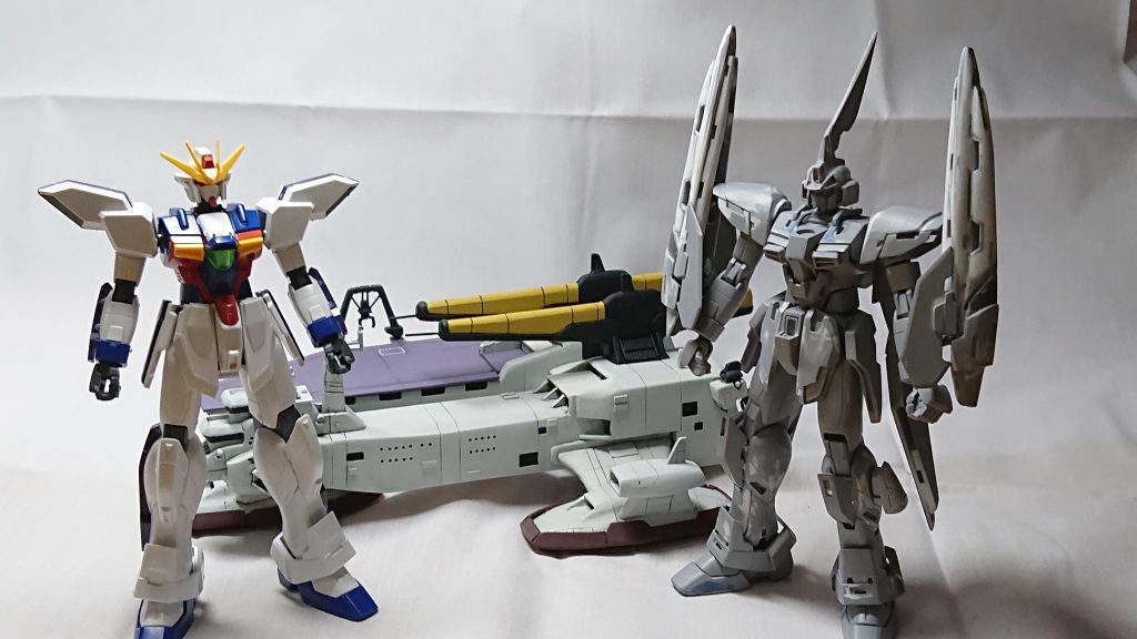 大きさの比較です。HGガンダムXと右側はガンダムXベースに現在制作中のカリスの機体です。