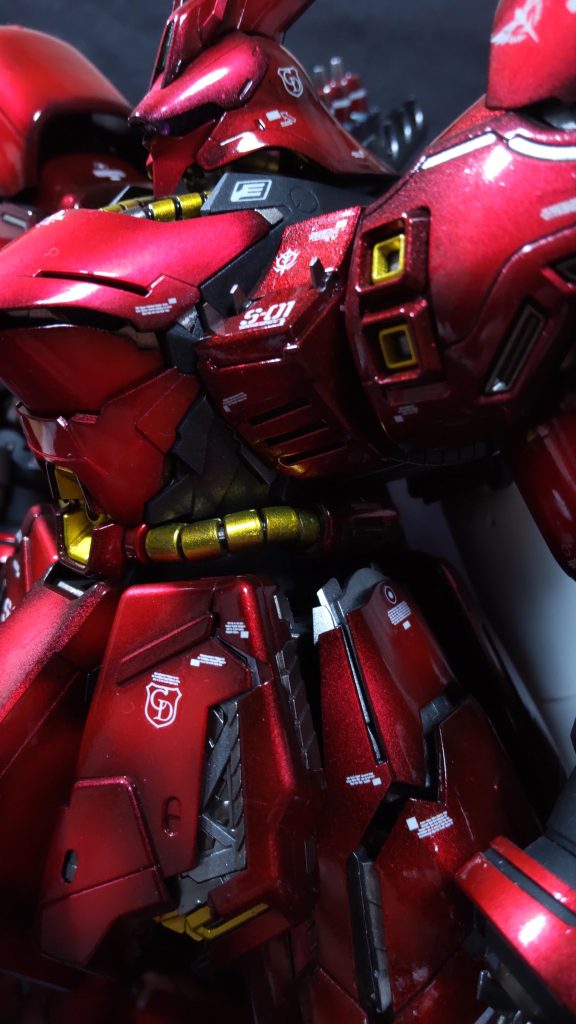 外装パーツは淵の黒サフ部分を残してグラデーションとし、ガイアノーツのEXクリアでデカールごとコートしています。