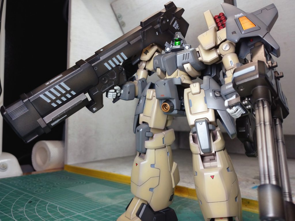 1/144と違って1/100だと肩のミサイルランチャーもちゃんと稼働してくれてよいですねこのごつい見た目がとてもいい