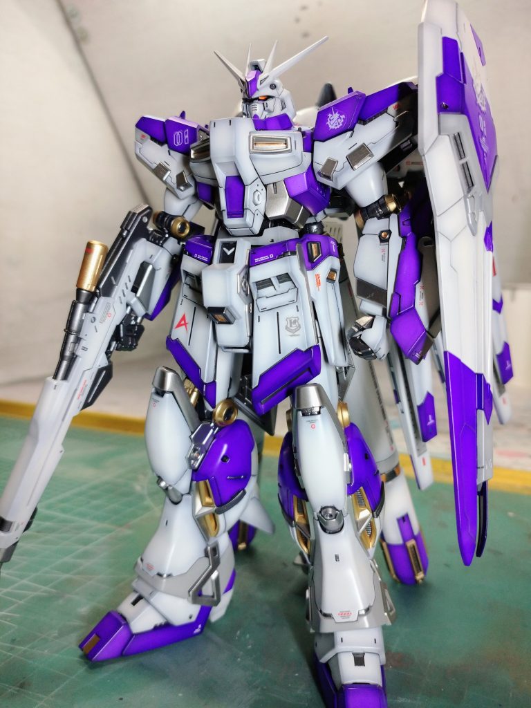 メインカラーを青から紫に、やっぱりHi-νは紫のイメージ紫部分は下地を暗い青にして、紫から青方向にグラデするように塗装フレーム部分は調色した黒濃いめのメタルグレーシルバーはスーパークローム2で、ゴールドはシルバーと混ぜたシャンパンゴールドにして全体になじませる感じの配色に最後に艶消し4割くらいのクリアーでトップコートしました