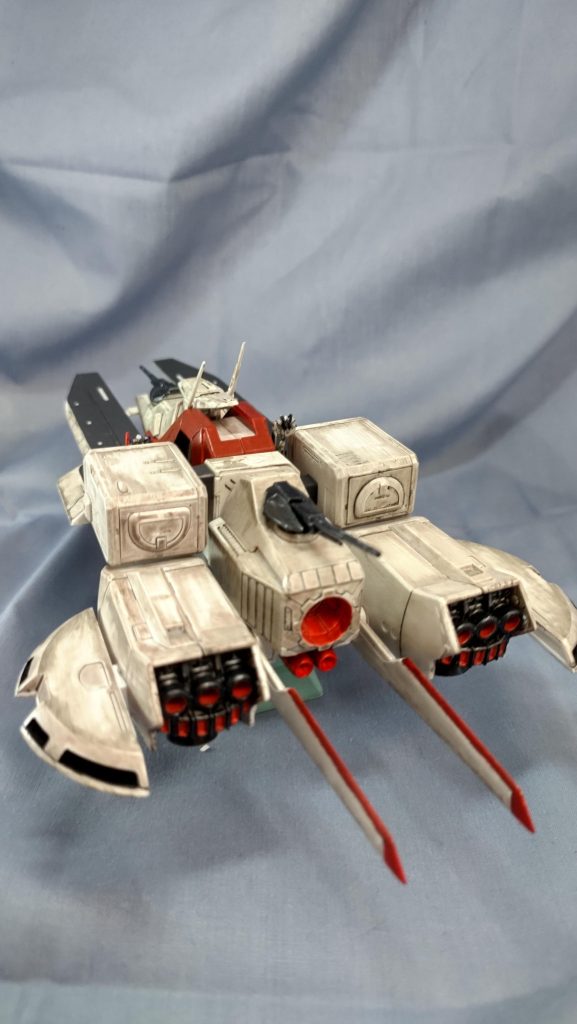 汚さないで綺麗に仕上げるつもりが、本体色のホワイトを塗り始めた際に筆が汚れていたせいで、結局いつものごとく汚しまくりです。