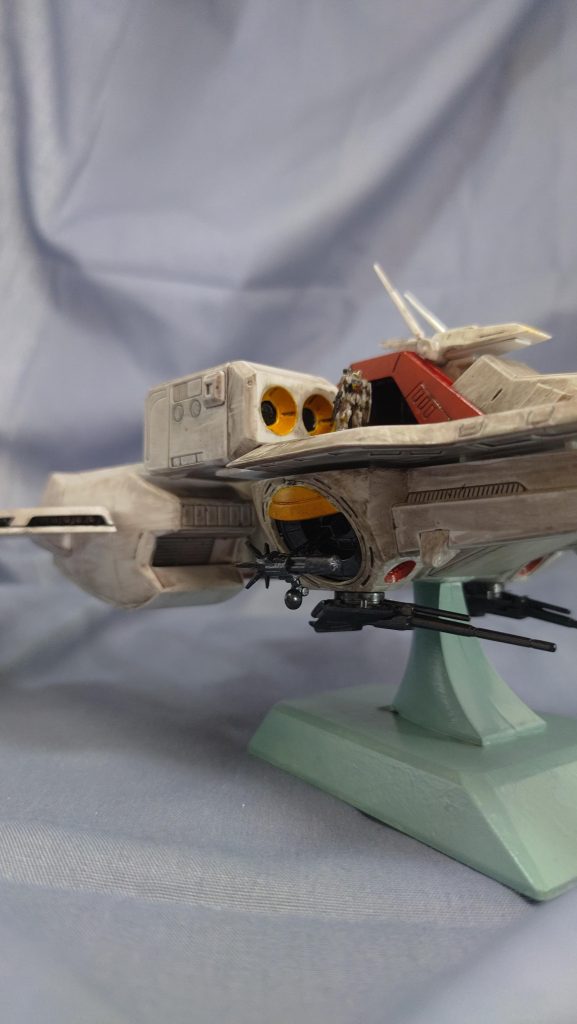 ハイメガ粒子砲展開。左舷側のハイメガ砲は後ろの放射状のパーツを1本ポキリとやってしまったので、右だけ展開です。