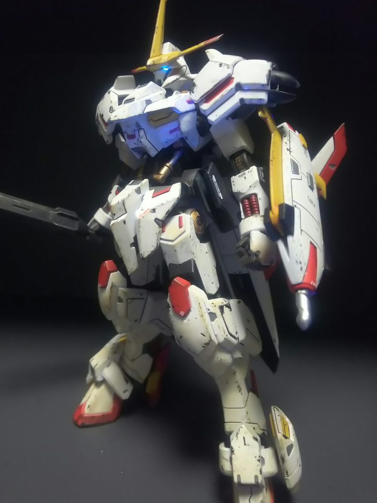 斜め下から撮影手甲にスジボリの追加とプラ板によるディテールアップ後、後ハメ加工と合せ目消しを行ってます。黄色の爪を加工して鋭くしようとしたけど失敗して少し微妙になってる…