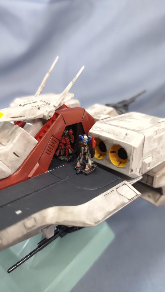 左舷カタパルト。ゼータの足はカタパルトに接着、リックディアスは自立できるよう足に木工ボンドで薄い土台を付けて立たせています。