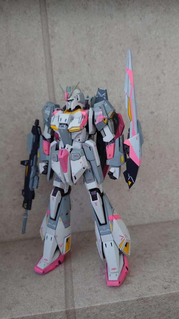 正面から。改造は胸部と腰部アーマーへのプラ版追加、パネルラインの追加や色分けを少ししています。ピンクはガンダムマーカーの蛍光ピンクを使用。もう少し暗めの色でも良かったかも…特に胸部、肩部、脚部、シールド部のピンクの塗り分けに苦労しました。。
