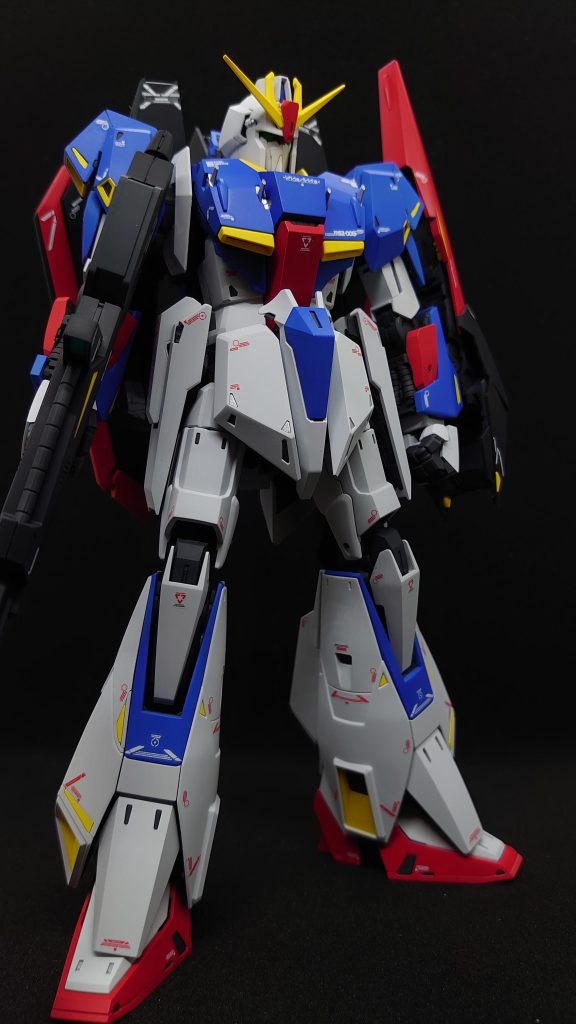 白はガイアのニュートラルホワイト青はFinishersのformula French Blue黄色はクレオスのイエロー黒はFinishersのCabon Black Mat