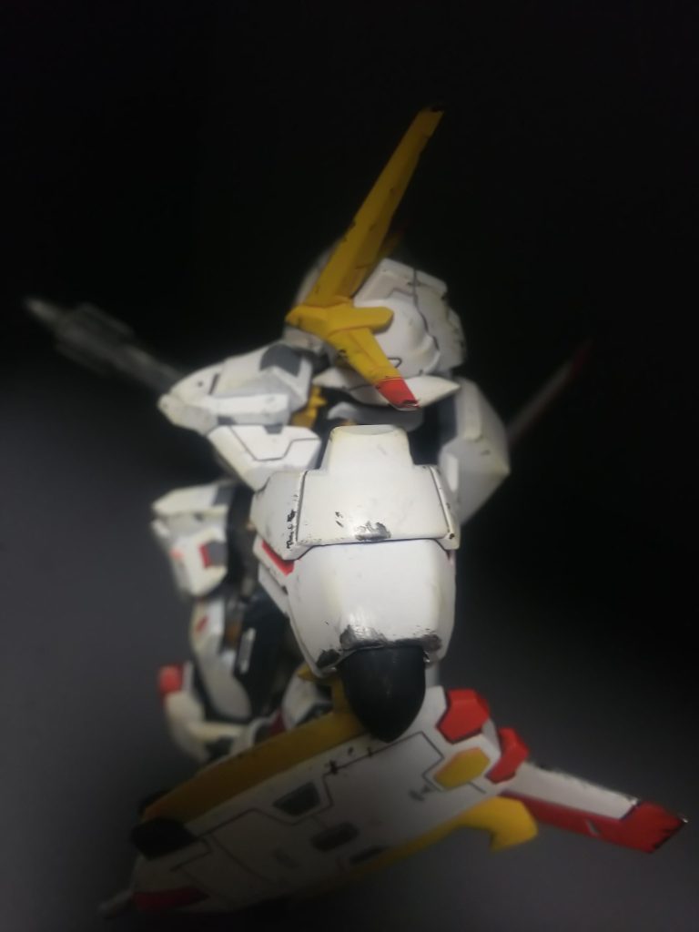 肩の合せ目消し、後ハメ加工で黒いヤツ入れれるように加工。ここはドライブラシの銀が目立っていい感じにできた。