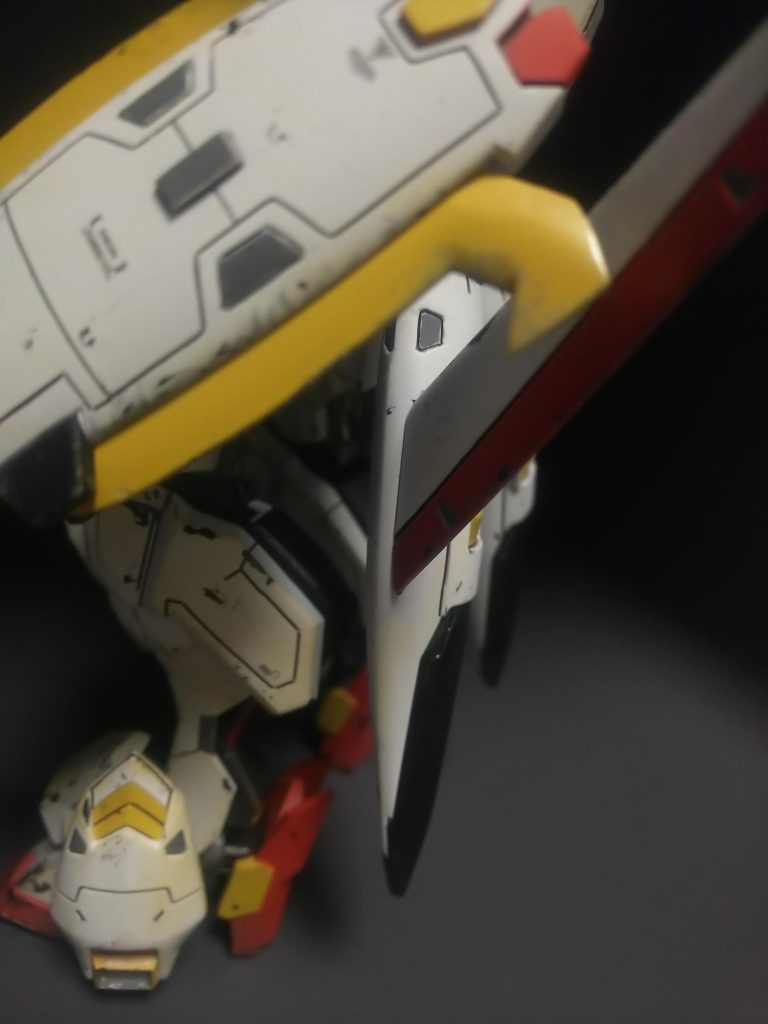 太もものスジボリは練習のためキットのラインをパテで埋めて別のラインを掘りなおし。腰裏のスラスターも後ハメ加工+合わせ目けし