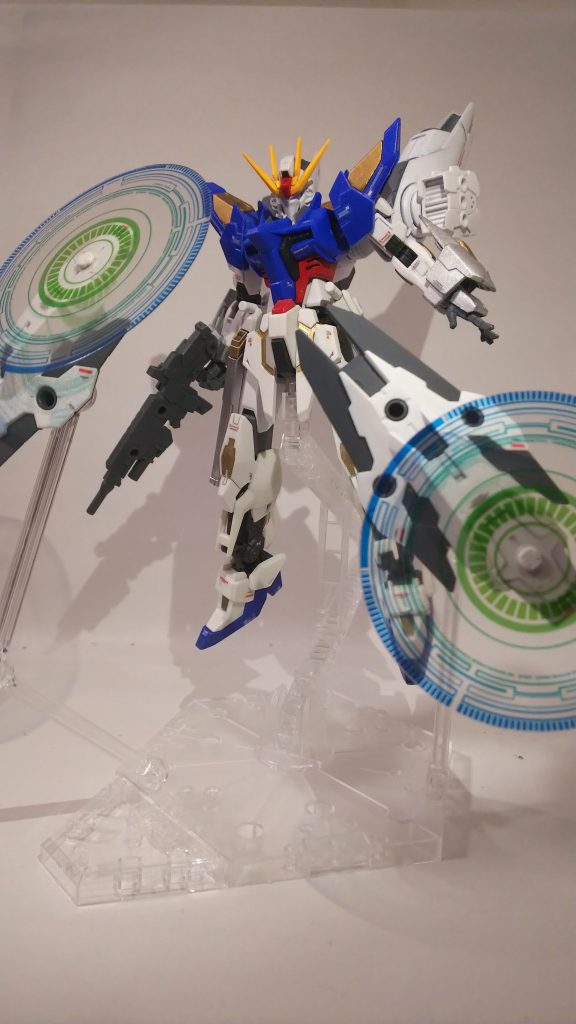 シールドファンネル。フライトユニットに装備された2つのシールド型のファンネル。上記に記載されてある通り、粒子変容フィールドが展開可能で展開時には画像の様な魔法陣のようなバリアが現れる。