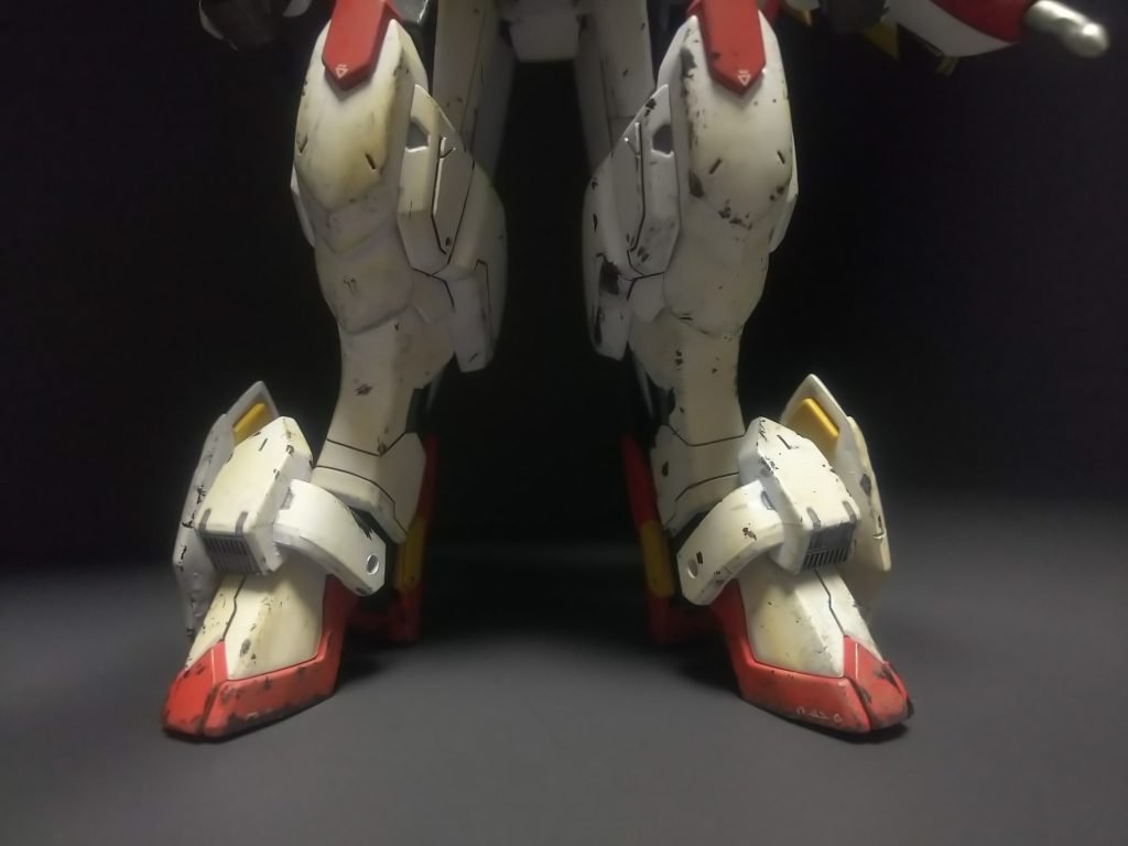 膝部のチッピングと土色のグラデーションが良い感じにできたかと。あと足首のアーマーに100均の結束線のギザギザつけてスラスター風に改造。横のスラスターは裏打ちしてあります。 