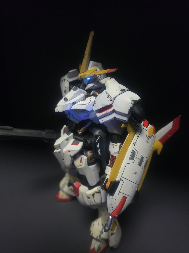 斜め上から撮影胸はスジボリとレッドポイントの追加腰パーツに腹パーツを差し込むところにプラ板噛ませてフレーム見せない加工+1㎜骨延長手術腰裏アーマーは裏打ち