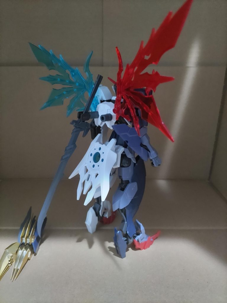 背中側はこんな感じでシャインとダークグラスパードラゴンの羽をバックパックに付けられるように加工しました。そこに武器や武装をマウント出来るようにジョイントを付けました。腰にはシャイングラスパードラゴンから切り取って加工したもの(シールド武装)をジョイントでマウントさせています。