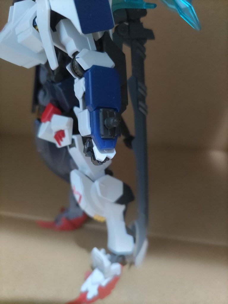 これも腰についてるシールドを武装するためにジョイントを腕に付けました。