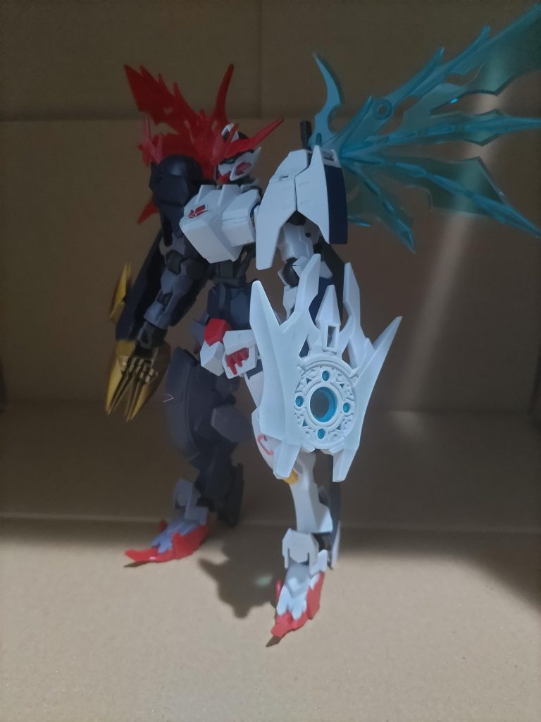 右腕の武装はクロウみたいな感じでバルバタウロスと保管している余りパーツで作りました。