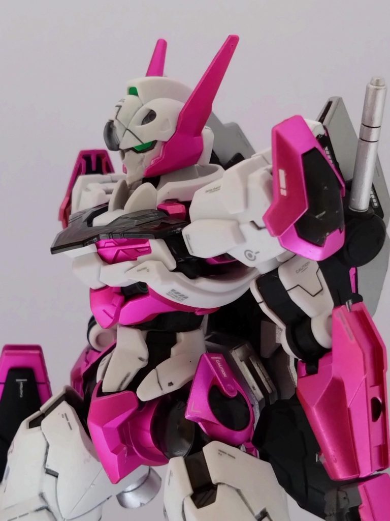 最後にアップで。歴代のガンダム（そんなに詳しくないですが）でも一番好きな顔です。アンテナの部分塗装で上手くいかず顔を汚してしまったのは一生の不覚…やり過ぎ感が凄いのですが気に入ってはいます。見て頂きありがとうございました！