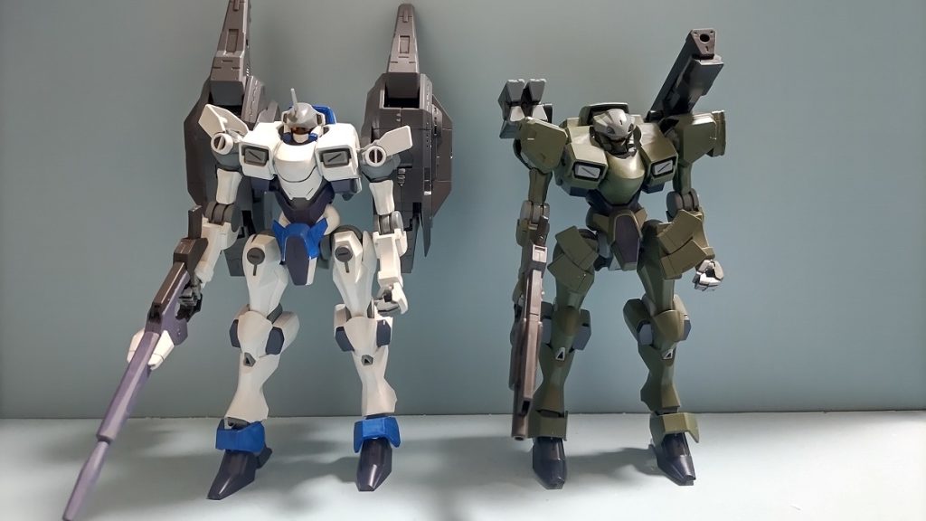 バリエーション機ヘヴィと比較。改造ライフルはヘヴィのロングバレルよりでかくなっています。