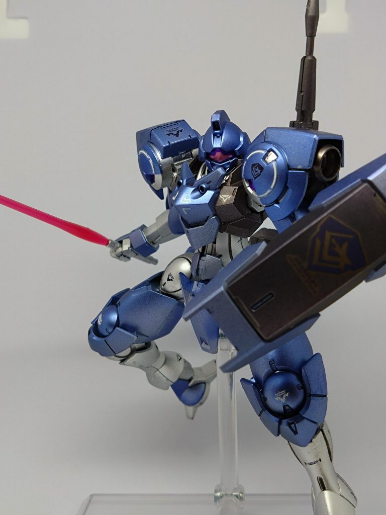 サーベルを持たせてもかき氷のイチゴシロップを思い出してほしい。