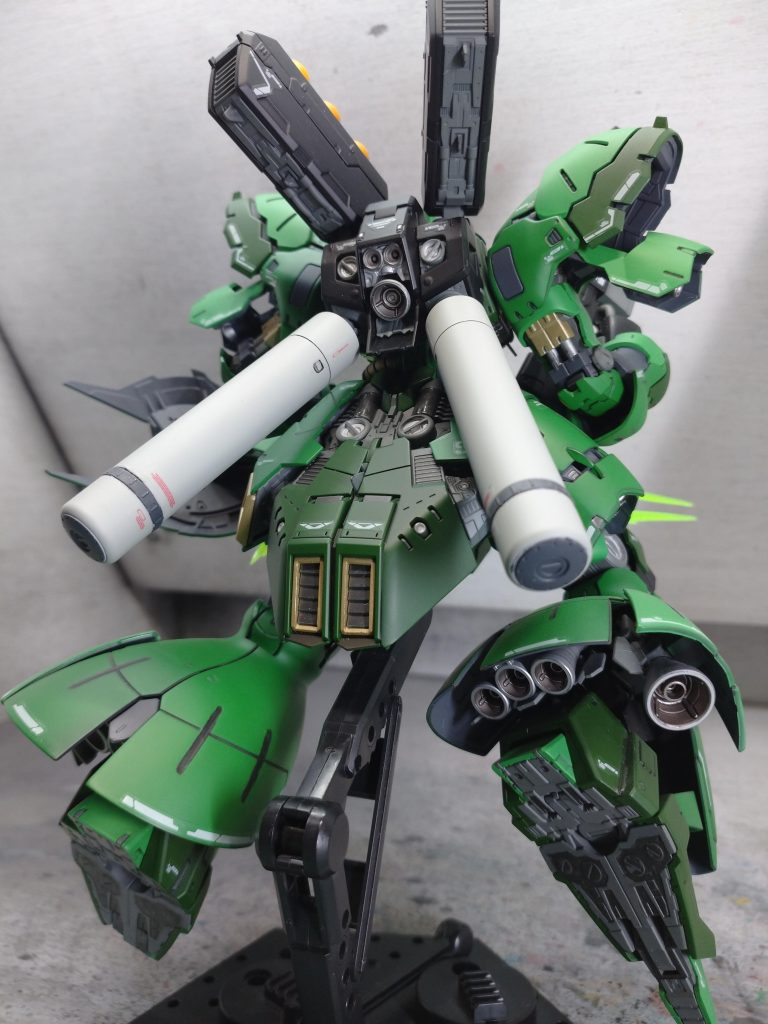 細かいところはエナメルで塗り分けしています