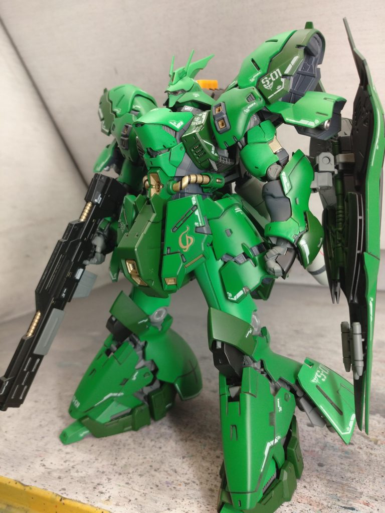 プラモ組み始めて最初の全塗装作品で、すべてスプレー缶で塗装したやつメイン色でグリーン系3色フレームでグレー系3色あとはワンポイントのゴールドとイエローなんだかんだで10色以上使ったと思います全部スプレーで買うと結構な値段だった記憶が……