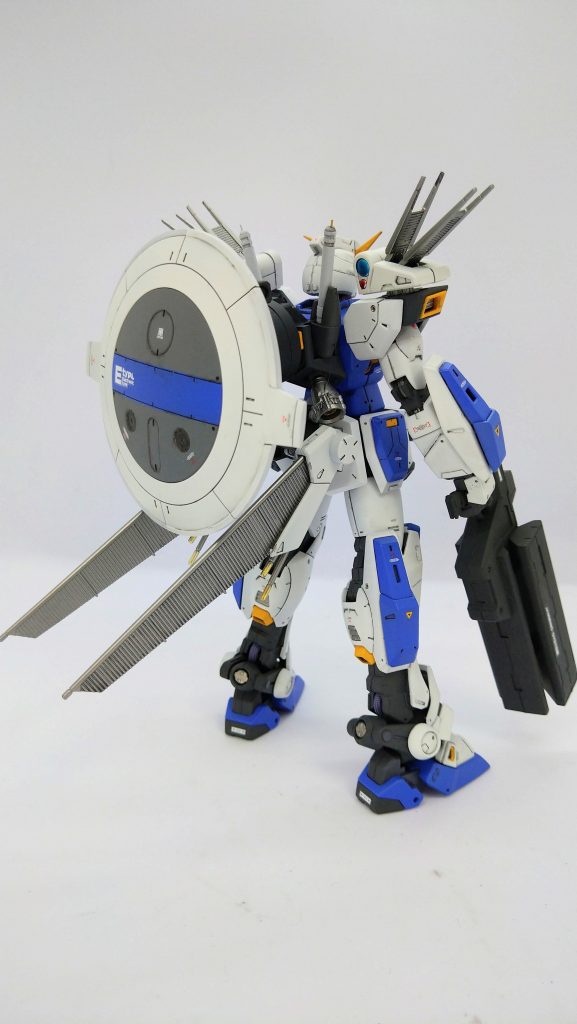 塗装は一部配色変更。カメラ部はガンダムマーカーでトレーニング塗り。