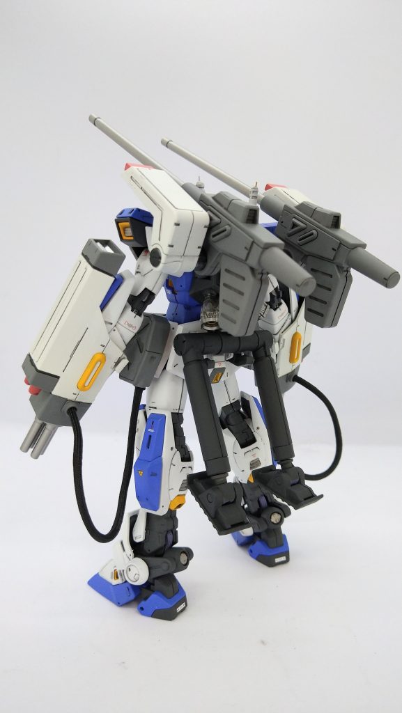 両手のガトリングってビーム？実体弾？実体弾だと送弾ベルトがなんだかなー、と思ったりします。