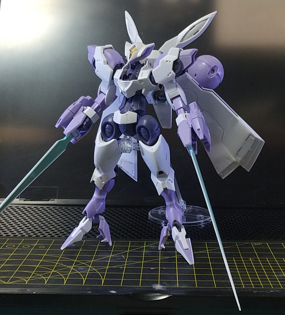 各部の延長やシャープ化など、スマートなケナンジさんに似合うスタイルを目指しました。　肉抜きを埋めたりもしていますが、元から目立たないようにうまく設計されていますね。以下、細かい変更箇所を記載してみます。頭：十字カメラの内部をエポパテで再現首：胴体側のボールジョイント受けを上げ底にして1mm延長脚部：膝上ダクトは開口してモールドプレートを貼付け。ヒザは鳥脚気味にできるように膝装甲と関節を削り込み。スネ、つま先、カカトのブロックを延長。足首周りの肉抜き埋めと可動軸隠しを追加。