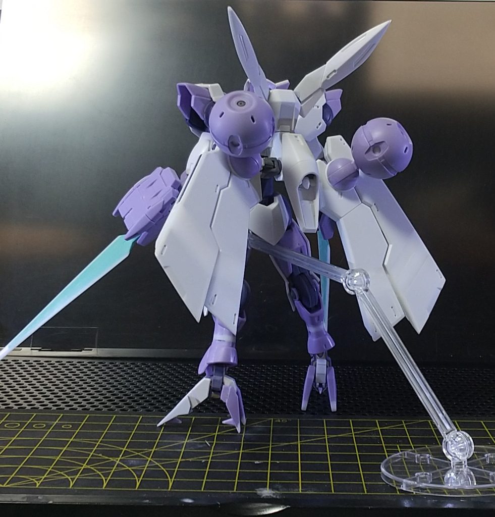 フライトユニット：翼を10mm延長、内側の翼の先端にもスラスターモールドを追加。バックパック接続部にコトブキヤの関節ユニットを使用して、前後のスイングを追加。内翼と外翼の干渉部を削って、大きく展開できるように。上部マルチセンサー（ウサ耳）：後方に反らすように角度をつけて再接着。センターブロック：中央＆裏面をディテールアップ。バックパックとの接続をボールジョイントに変更して、多少の可動を追加。腰：リアアーマーの角度を少し上向きに変更。ガンダムW直撃世代なので翼をデカくしたくなるのですよ…。