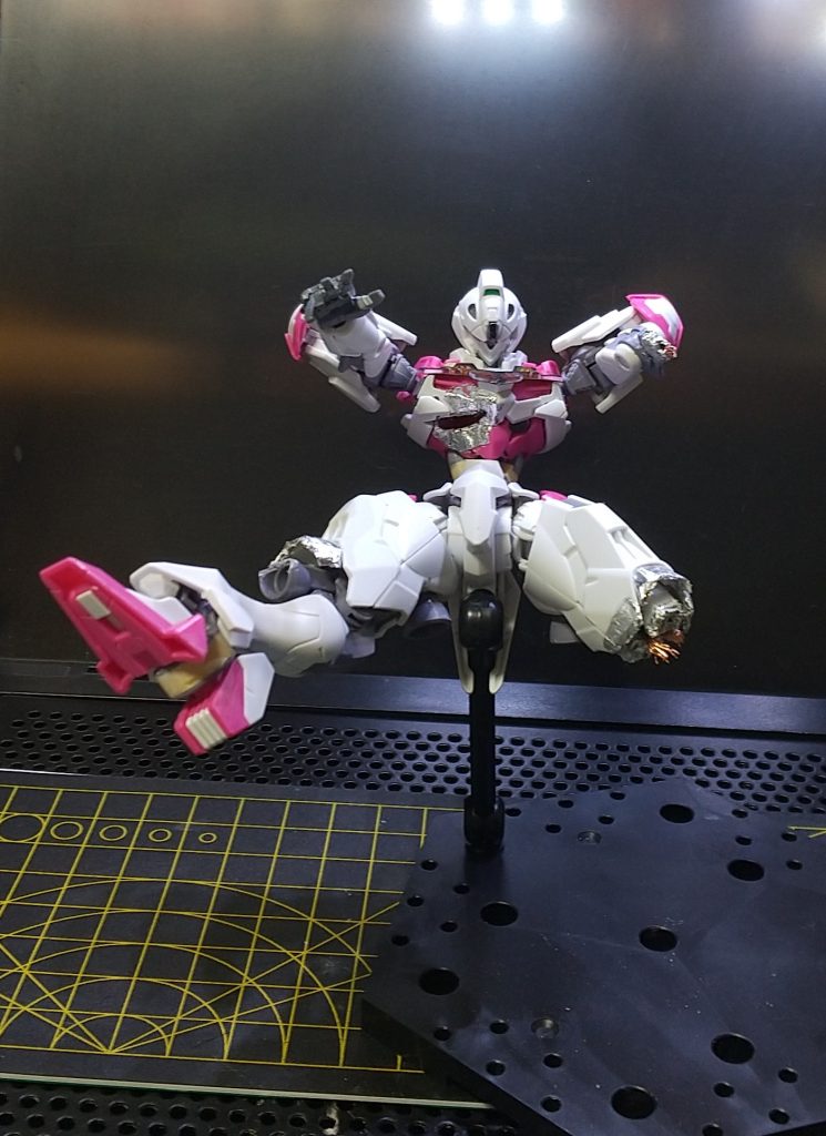 やられ役のルブリスさん。オマケなので表面処理も掘り直しも無し。土手っ腹に開けた穴にそーっとブレードを差し込む黒ひげ危機一髪方式を採用ｗ　グッと前屈させる為、腹部はエポパテで加工してます。ダメージ表現やウェザリングに初挑戦しました。仕上がりはまだまだですが、普段とは違う作業でこちらも楽しかったです。余ったガンビットはいつか供養するから許せ…。