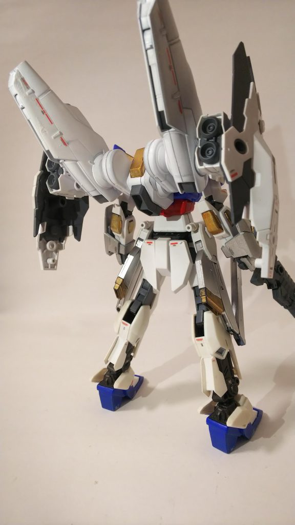 背面。背部に装備されたシールドファンネルは操縦者の手動でコントロール可能な他、粒子変容フィールドも展開可能なうえに先端が鋭く尖っているため相手のガンプラを貫くオールレンジ攻撃も可能。フライトユニットに装備時はガンプラ全体が粒子変容フィールドに守られている状態なので背後からの奇襲や不意打ちはまず通用しない(ビーム兵器による攻撃のみ)。