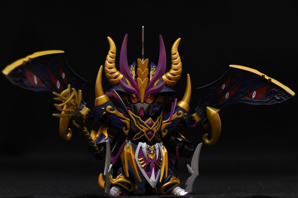 水性ホビーカラーで塗装しました。金色は、9番ゴールドに色ノ源のイエローと、マゼンタを少し混ぜて作りました。色ノ源だと混ぜても色が濁らないのでいい感じに仕上がったと思います。